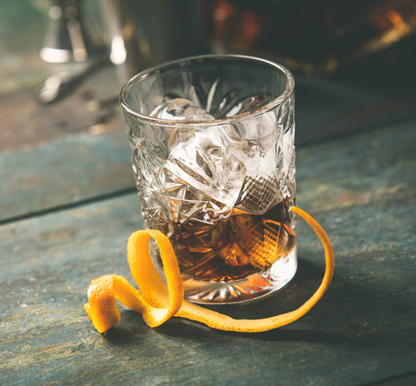 Den klassiske whisky-cocktail

Glas: [https://www.hjhansen-vin.dk/glas-tilbehoer/vinglas-glas/spiritusglas/neat-bar-drinks-specifik-glasserie-6417-01-2-pack|Riedel Neat barglas]
Pynt: citronskal
[https://media-prod.hjhansen-vin.dk/download/link/e3cd62d4-022b-43b9-865a-8df9bbb1c991|Download opskrift]