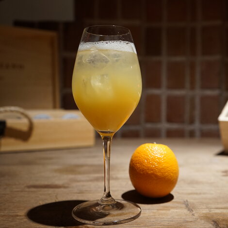 Frisk appelsinjuice toppet af med eget valg af lækker mousserende vin = Lækker mimosa!

Glas: [https://www.hjhansen-vin.dk/gaver/mixing-champagne-set-5515-58-4-glas|Riedel Mixing Champagne Glas]
Pynt: En skive appelsin
[https://media-prod.hjhansen-vin.dk/download/link/b529549a-d68b-4ca1-87cd-5ba2683cbb47|Download opskrift]