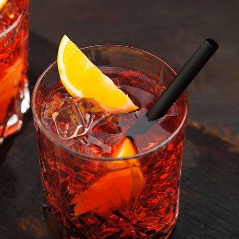 Negroni er opkaldt efter en italiensk greve ved navn Camillo Negroni, der var hyppig gæst på Café Casoni i Firenze.

Glas: [https://www.hjhansen-vin.dk/glas-tilbehoer/alle-riedelprodukter/bar-collection/rocks-bar-drinks-specifik-glasserie-6417-02-2-pack|Riedel Rocks Bar Glas]
Pynt: Appelsinpeel
[https://media-prod.hjhansen-vin.dk/download/link/7259b5b2-2a1d-407a-bbac-3c6d319ea15a|Download opskrift]
