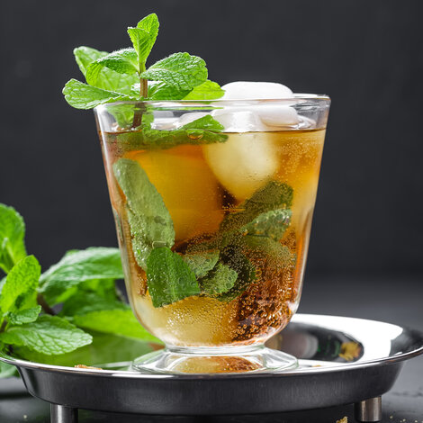Prøv en​ Mint Julep! En tidløs, amerikansk klassikker, der emmer af sydstaternes charme og gæstfrihed med rødder tilbage til 1700-tallet. Ikonisk og historisk!

Glas: [https://www.hjhansen-vin.dk/glas-tilbehoer/alle-riedelprodukter/bar-collection/highball-drinks-specifik-glasserie-6417-04-2-pack|Riedel Highball]
Pynt: Flormelis og mynte

[https://media-prod.hjhansen-vin.dk/download/link/1aaf18a4-b548-4611-8dd0-649217a28760|Download opskrift]