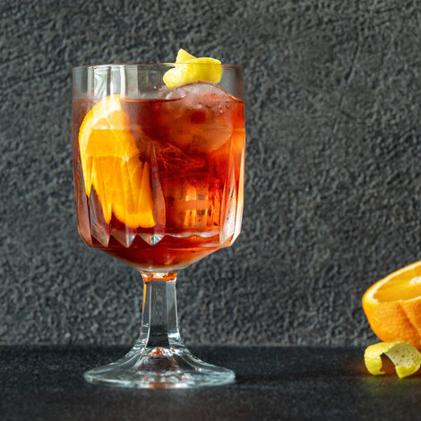 Herligt voksen, kultiveret, robust og bitter cocktail med en let sødme fra rød vermouth og lette citrusnoter fra appelsinskallen.

Glas: [https://www.hjhansen-vin.dk/glas-tilbehoer/alle-riedelprodukter/bar-collection/rocks-bar-drinks-specifik-glasserie-6417-02-2-pack|Riedel Rocks] 
Pynt: Appelsinskive

[https://media-prod.hjhansen-vin.dk/download/link/9d73293e-f347-4940-b4ff-18a6f779e755|Download opskrift]