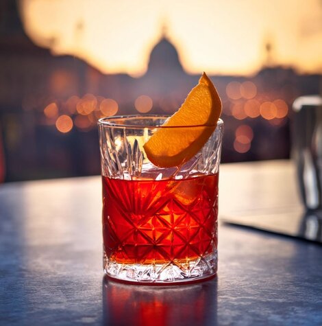 Negroni er opkaldt efter en italiensk greve ved navn Camillo Negroni, der var hyppig gæst på Café Casoni i Firenze.

Glas: [https://www.hjhansen-vin.dk/glas-tilbehoer/alle-riedelprodukter/bar-collection/rocks-bar-drinks-specifik-glasserie-6417-02-2-pack|Riedel Rocks Bar Glas]
Pynt: Appelsinpeel
[https://media-prod.hjhansen-vin.dk/download/link/08abdd62-0f7c-4358-b40f-441be10e32d3|Download opskrift]