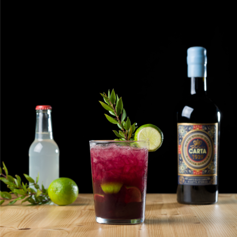 Mirto Mule er en cocktail blandet med Silvio Cartas spiritus, lime og ginger beer også kendt som den populære ingefærøl på dansk. Du får opskriften på Mirto Mule og en video, der viser fremgangsmåden, lige her.

Glas: [https://www.hjhansen-vin.dk/glas-tilbehoer/alle-riedelprodukter/bar-collection/highball-drinks-specifik-glasserie-6417-04-2-pack|Riedel Highball]
Pynt: En kvist krydderurt

[https://media-prod.hjhansen-vin.dk/download/link/8d4e4cba-1bb4-4aa7-afab-756948bb5f87|Download opskrift]