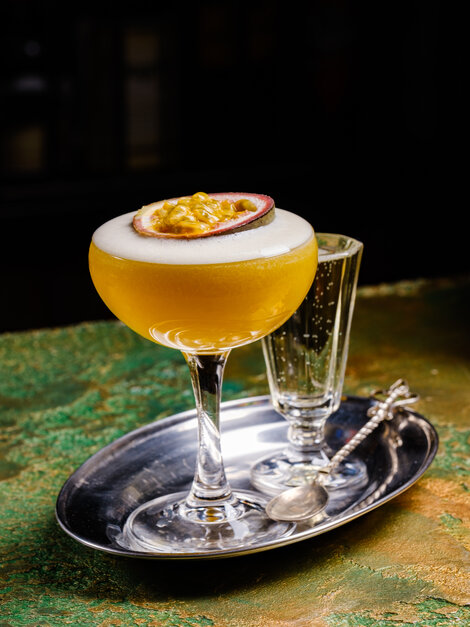 Nyd den forfriskende Passion Fruit Margarita. En sommer cocktail med Cointreau og Shake-It Mixer Passion Fruit. 

Glas: [https://www.hjhansen-vin.dk/vinglas-tilbehoer/alle-riedelprodukter/bar-collection/sour-bar-drinks-specifik-glasserie-6417-06-2-pack?phrase=Sour%20BAR|Riedel Sour Bar Glas]
Pynt: En halv passionsfrugt
[https://media-prod.hjhansen-vin.dk/download/link/328ffd79-613d-4490-b3b9-1034fc9dbdcd|Download opskrift]