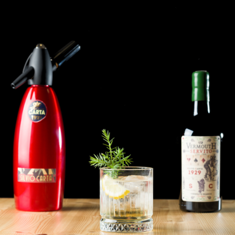 Servito & Soda er en velsmagende cocktail, der er lavet på likør. Du får opskriften på Servito & Soda og en video, der viser fremgangsmåden, lige her.

Glas: [https://www.hjhansen-vin.dk/glas-tilbehoer/alle-riedelprodukter/bar-collection/rocks-bar-drinks-specifik-glasserie-6417-02-2-pack|Riedel Rocks Bar]
Pynt: En halv skive citron

[https://media-prod.hjhansen-vin.dk/download/link/a579ba0a-5d25-4575-b307-33d8fe30dd4f|Download opskrift]