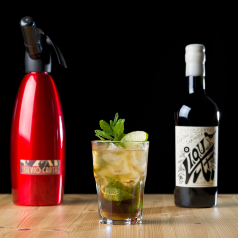 
Mojito Nieddu er en cocktail blandet med Silvio Cartas spiritus. Du får opskriften på Mojito Nieddu og en video, der viser fremgangsmåden, lige her.

Glas: [https://www.hjhansen-vin.dk/gaver/mixing-aperitivo-set-5260-51-4-glas|Riedel Mixing Aperitivo]

[https://media-prod.hjhansen-vin.dk/download/link/339a94ce-a1dc-4bd2-9c83-f09799ae829a|Download opskrift]