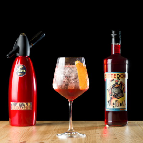 Bitteroma Spritz er en smuk rød cocktail blandet af Silvio Cartas produkter. Du får opskriften på Bitteroma Spritz og en video, der viser fremgangsmåden, lige her.

Glas: [https://www.hjhansen-vin.dk/gaver/mixing-spritz-drinks-set-5515-0-4-glas|Riedel Mixing Spritz]

[https://media-prod.hjhansen-vin.dk/download/link/607b19d2-ad60-4c34-9df1-f984cdb3ee9d|Download opskrift]