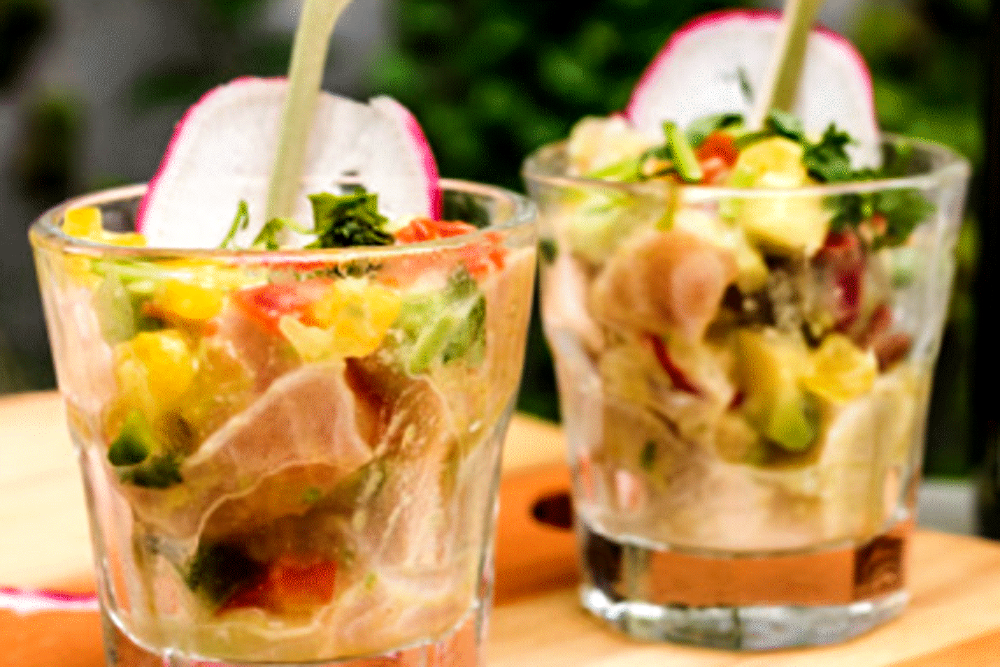 Cevicheshots af brasen med avocado samt gul og grøn chilidressing