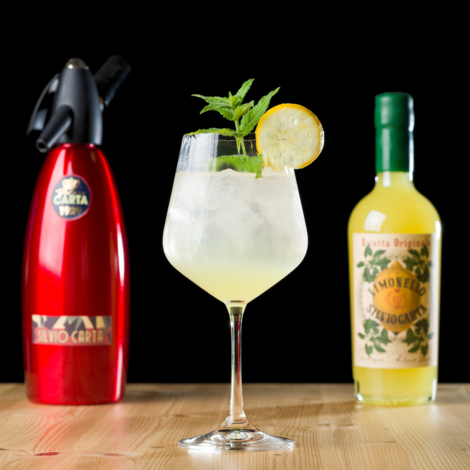 Limonello Spritz  - så er det sommer!
Glas: [https://www.hjhansen-vin.dk/glas-tilbehoer/alle-riedelprodukter/bar-collection/rocks-bar-drinks-specifik-glasserie-6417-02-2-pack|Riedel Rocks Bar]
Pynt: En skive citron og evt. en myntetop.

[https://media-prod.hjhansen-vin.dk/download/link/6be3ba74-69bc-439c-865b-e3bc208a4345|Download opskrift]