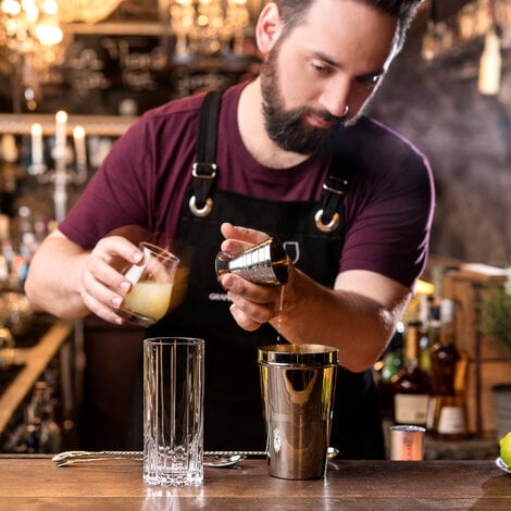 Drømmer du om en smagsoplevelse, der kan tage dig direkte til troperne? Noget, der både forfrisker og bringer feriestemningen frem – uanset hvor du er?

Forestil dig en Pina Colada. Et glas, der kombinerer den søde smag af ananas med cremet kokosmælk og fyldig rom. Hver eneste tår er som en tropisk brise, der fylder dig med varme og glæde. Perfekt til sommerdage, fester eller når du bare trænger til en lille flugt fra hverdagen.

Pina Colada er ikke bare en cocktail – det er en smag af paradis. Så miks en selv, eller lad dig forkæle næste gang du længes efter tropernes magi!

Glas: [https://www.hjhansen-vin.dk/glas-tilbehoer/alle-riedelprodukter/bar-collection/sour-bar-drinks-specifik-glasserie-6417-06-2-pack|Riedel Sour Bar Glas]
Pynt: Ananas
[https://media-prod.hjhansen-vin.dk/download/link/0eced529-5b78-4437-8db4-55a102596d60|Download opskrift]