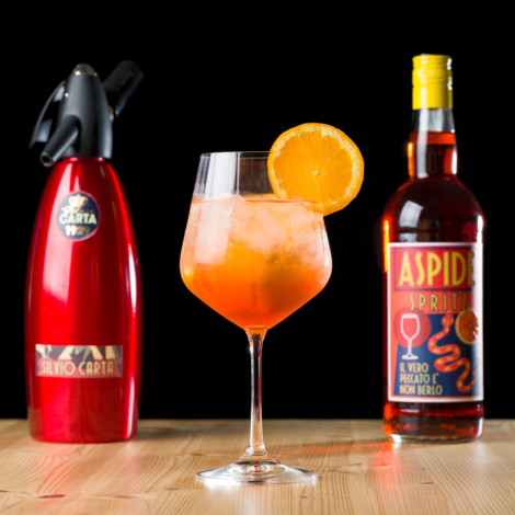 Elios Spritz er en cocktail blandet med Silvio Cartas Aspide Spritz, der dufter af citrus, kanel, rosiner og ananas. Denne cocktail spiller på de saftige, bitre og velsmagende noter fra Aspide Spritz blandet med den frugtige aroma af æbler, pærer og mandel fra Proseccoen.

Glas: [https://www.hjhansen-vin.dk/glas-tilbehoer/alle-riedelprodukter/riedel-pakkesaet/mixing-spritz-drinks-set-5515-0|Riedel Mixing Spritz]
Pynt: 1½ skive appelsin

[https://media-prod.hjhansen-vin.dk/download/link/644eca12-e5ed-47e8-8f4d-c459b22842f4|Download opskrift]