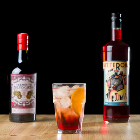 Negroni Sbagliato er egentlig en fejl - men vi elsker den.  Den smukke rubinrøde farve kommer fra den intense Bitteroma Rosso-likør blandet med den mørke ibenholt fra den røde vermouth. En smuk og elegant cocktail, der måske var en fejl første gang, men ikke de næste mange, mange gang. 

Glas: [https://www.hjhansen-vin.dk/glas-tilbehoer/alle-riedelprodukter/bar-collection/highball-drinks-specifik-glasserie-6417-04-2-pack|Riedel Highball]
Pynt: En halv skive appelsin

[https://media-prod.hjhansen-vin.dk/download/link/499b715c-f990-4c4e-8b2d-21ada918445c|Download opskrift]