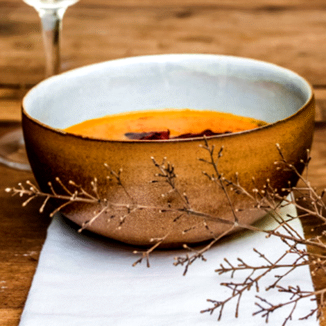 Gulerod-/ingefærsuppe med rødbedechips og koriander