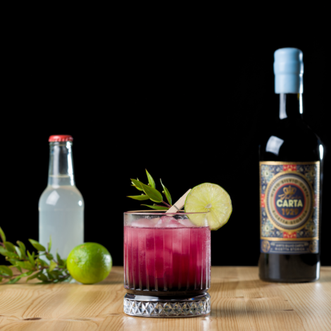 Mirto Sour er en cocktail blandet med Silvio Cartas spiritus, citronsaft og sirup. Det giver cocktailen et friskt pift med en snert af sødme. Du får opskriften på Mirto Sour og en video, der viser fremgangsmåden, lige her.

Glas: [https://www.hjhansen-vin.dk/glas-tilbehoer/alle-riedelprodukter/bar-collection/rocks-bar-drinks-specifik-glasserie-6417-02-2-pack|Riedel Rocks Bar]
Pynt: En kvist krydderurt

[https://media-prod.hjhansen-vin.dk/download/link/86e95dc3-f34f-4693-9b98-20ffe2a612b7|Download opskrift]