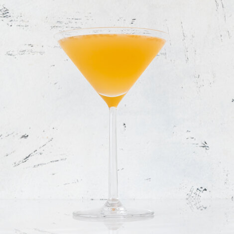 Between The Sheets er en elegant cocktail med rødder i 1930'ernes Paris, hvor den blev skabt på Harry's New York Bar. Den er en variation af Sidecar-cocktailen og balancerer perfekt mellem sødme, syrlighed og styrke.

Cocktailens navn er lige så drilsk som dens smagsprofil, hvilket gør den til en tidløs klassiker. Kombinationen af cognac, lys rom og triple sec skaber en raffineret drink, der passer til både intime middage og festlige lejligheder.

Med sin forførende historie og sofistikerede smag er Between The Sheets et oplagt valg for os, der sætter pris på klassiske cocktails med karakter.

Glas: [https://www.hjhansen-vin.dk/vinglas-tilbehoer/alle-riedelprodukter/vinum/vinum-martini-6416-77-2-pack|Vinum Martini Glas]
[https://media-prod.hjhansen-vin.dk/download/link/ad315edf-2578-406b-a270-1613c3d229e3|Download opskrift]