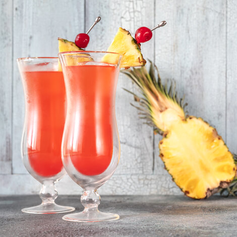 En sød og forfriskende drink, som er en smule krydret og syrlig. 

Glas: [https://www.hjhansen-vin.dk/vinglas-tilbehoer/alle-riedelprodukter/bar-collection/highball-drinks-specifik-glasserie-6417-04-2-pack|Highball Glas]
Pynt: Ananasskive og kirsebær til pynt
[https://media-prod.hjhansen-vin.dk/download/link/cc5d778a-02d2-4c78-a21c-ff5ca254eb38|Download opskrift]
