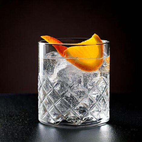 KNUT HANSEN's egen version af en gin & tonic. Denne version af gin & tonic fremhæver den unikke smagsprofil af KNUT HANSEN's gin, hvor ingredienser som enebær, citrus og en let krydret note spiller hovedrollen.

Opskrift fra [https://www.knuthansengin.de/?lang=en|KNUT HANSEN]