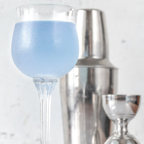 Leder du efter en cocktail, der kombinerer elegance, historie og en let syrlig friskhed? Noget, der skiller sig ud og imponerer både i smag og udseende?

Aviation er en klassiker fra 1920’ernes glamourøse cocktailverden. Med sin smukke lyseblå farve og perfekte balance mellem gin, syrlighed fra citron og et subtilt blomsteragtigt strejf af crème de violette er den en oplevelse, der både fascinerer og forfører.

Denne cocktail er ikke bare en drink – det er en smagsrejse tilbage til en tid med stil og finesse. Perfekt til en festlig aften eller som prikken over i’et på en hyggelig aften derhjemme.

Glas:  [https://www.hjhansen-vin.dk/gaver/gin-set-extreme-oaked-chardonnay-5441-97-1-stk-4-glas|Gin Set Extreme Oaked Chardonnay]
[https://media-prod.hjhansen-vin.dk/download/link/a715b47c-07c3-4bde-a920-f7d36fc43c2d|Download opskrift]