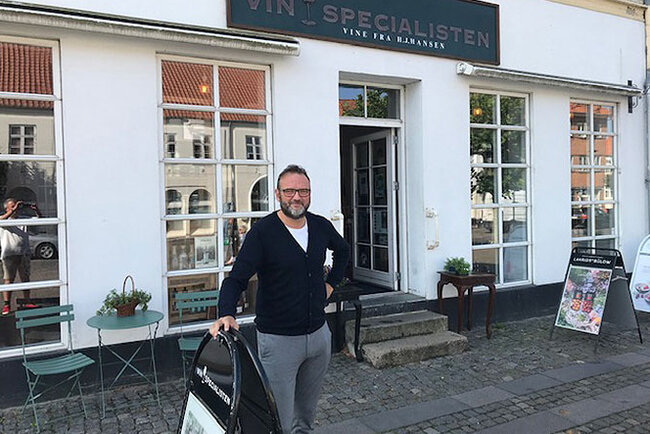Henrik foran butikken