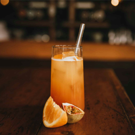 Hurricane Piet har en sød og frugtagtig smag med en let syrlighed fra limejuicen og en smuk rød/ orange farve takket være grenadine sirupen og appelsinjuice. Det er en klassic, farverig og velsmagende drink, der stammer fra New Orleans.
Pynt: Appelsinbåd el. passionsfrugt