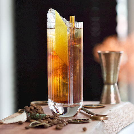 Let & frisk sommerdrink uden for meget alkohol.
Cool Tip: Kan sagtens tåle et skvæt vodka

Glas: [https://www.hjhansen-vin.dk/glas-tilbehoer/alle-riedelprodukter/bar-collection/highball-drinks-specifik-glasserie-6417-04-2-pack|Riedel Higball]
Pynt: Citronskive

[https://media-prod.hjhansen-vin.dk/download/link/780373cf-c371-4134-9d5d-62bffe9c405b|Download opskrift]
