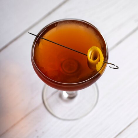 Glas: [https://www.hjhansen-vin.dk/glas-tilbehoer/alle-riedelprodukter/bar-collection/nick-nora-drinks-specifik-glasserie-6417-05-2-pack?rmd=1|Riedel Nick & Nora glas]
Pynt: Appelsinskrald 

[https://media-prod.hjhansen-vin.dk/download/link/9cb1a938-bf7a-4707-a7d2-3b7d6612bd7c|Download opskrift]