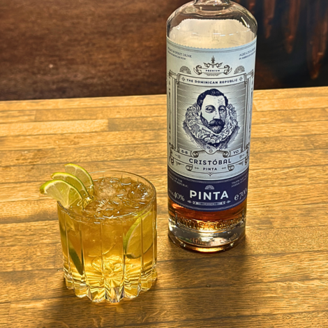 Light & breezy er en forfriskende og intens cocktail, der byder på en perfekt balance mellem krydret og sød. Den har en karakteristisk, dyb smag og en let prickende effekten, der gør den både livlig og kompleks.