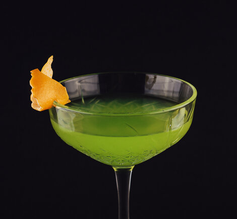 Apple Martini smager præcis som det syrlige grønne slik, der er duppet med knasende sukker. 

Glas: [https://www.hjhansen-vin.dk/vinglas-tilbehoer/alle-riedelprodukter/veritas/veritas-martini-6449-09-2-pack|Veritas Martini Glas]
Pynt: En skive tørret æble 
[https://media-prod.hjhansen-vin.dk/download/link/cba03ca8-e5d1-4c03-8ff5-48800ccdc439|Download opskrift]