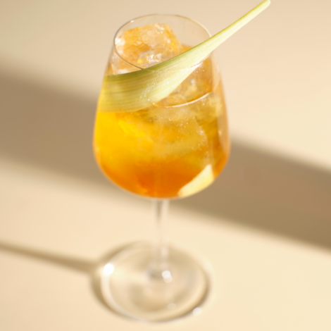 Spritz fra Normandiet er den franske pendant til den klassiske italienske spritz. 

Glas: [https://www.hjhansen-vin.dk/glas-tilbehoer/alle-riedelprodukter/bar-collection/mixing-spritz-drinks-set-5515-0-4-glas|Riedels Mixing Spritz Glas]