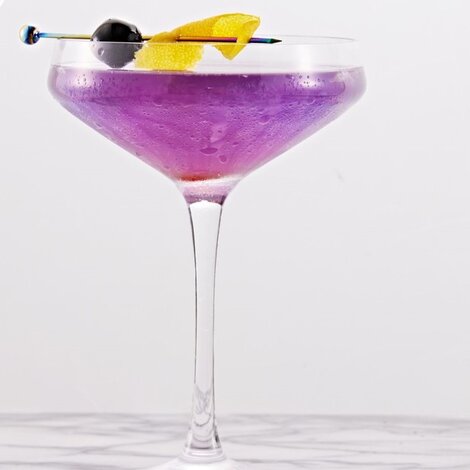 Denne drink byder på en spændende blanding af friske og krydrede smage, der harmonerer perfekt med en blød og cremet tekstur. Den serveres med et stilfuldt garnityr og giver en elegant og unik oplevelse i hver slurk.