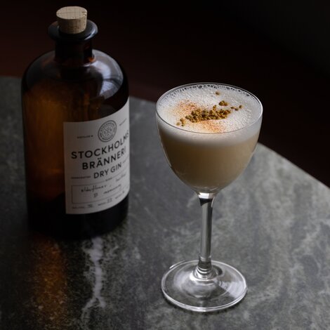 Denne opskrift er lavet af Tjoget cocktailbar, som er venner af Stockholms Bränneri. Cocktailen blev serveret på distelleriet i februar 2019.