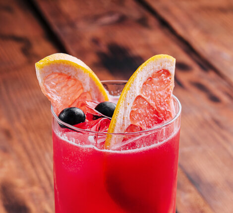 En sød og forfriskende cocktail.  

Glas: [https://www.hjhansen-vin.dk/vinglas-tilbehoer/alle-riedelprodukter/bar-collection/highball-drinks-specifik-glasserie-6417-04-2-pack?phrase=highball|Highball Glas]
[https://media-prod.hjhansen-vin.dk/download/link/98d33728-6deb-486a-87a5-8ebb3a321c4b|Download opskrift]