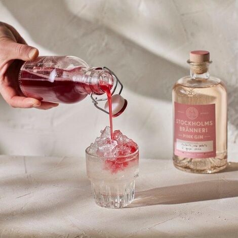 Stockhoms Bränneri har har lavet denne cocktail til ære for deres Pink Gin's 5 års fødselsdag. 

Pynt: Basilikum blade
Glas: [https://www.hjhansen-vin.dk/glas-tilbehoer/alle-riedelprodukter/bar-collection/rocks-bar-drinks-specifik-glasserie-6417-02-2-pack|Riedel Rocks]