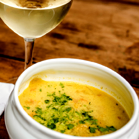 Vin til maden
​​​​​​​Supper lavet af grøntsager og bælgplanter er gode eksempler på retter, man kan servere med [https://www.hjhansen-vin.dk/hvidvin/chardonnay|Chardonnay]. Eksotiske krydderier kombineres rigtig godt med vinens tropiske og sødmefulde noter.
Chardonnayens karakteristiske, cremede fylde kombineret med suppernes cremede tekstur og vinens naturlige syre opfrisker smagen.