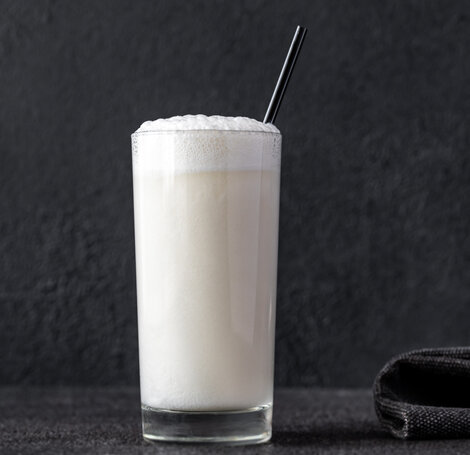 Den klassiske Gin Fizz optrådte allerede i slutningen af 1880'erne på diverse barer i USA - og den blev kun mere populær med årene. Sådan er det stadig. Men ikke kun i USA. 
Den er sød, syrlig og har en skummende æggehvidetopping.

Glas: [https://www.hjhansen-vin.dk/glas-tilbehoer/alle-riedelprodukter/bar-collection/highball-drinks-specifik-glasserie-6417-04-2-pack|Riedel Highball Glass]

[https://media-prod.hjhansen-vin.dk/download/link/c612ae4a-fb4a-4b4d-a693-09120b61c494|Download opskrift]