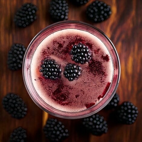 En god fest begynder altid med en velkomstdrink, der sætter tonen! Her får du opskriften på en alkoholfri champagne-velkomstdrink, perfekt til de gæster, der foretrækker en 0%-version.

Glas: [https://www.hjhansen-vin.dk/gaver/mixing-champagne-set-5515-58-4-glas|Riedel Mixing Champagne Glas] 
Pynt: Brombær 