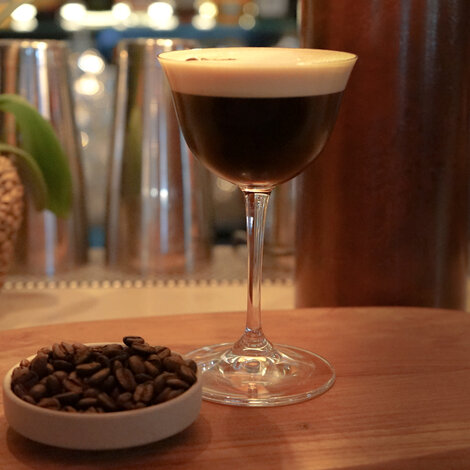 Leder du efter den perfekte forfriskning på en varm dag? Noget, der både vækker dine sanser og giver dig et øjebliks ro?

Forestil dig en italiensk Espresso Martini. Den kølige cocktail, der balancerer bitterheden fra espresso med en subtil sødme, der sender tankerne direkte til Italien. Hver slurk er en smagsrejse – en pause fra hverdagen, et øjebliks nydelse.

Prøv den selv, og oplev, hvordan den kan forvandle en almindelig dag til en lille smagsoplevelse af Italien.

Glas: [https://www.hjhansen-vin.dk/glas-tilbehoer/alle-riedelprodukter/bar-collection/sour-bar-drinks-specifik-glasserie-6417-06-2-pack|Riedel Sour Bar Glas]
Pynt: Kaffebønner 
[https://media-prod.hjhansen-vin.dk/download/link/933fce83-5a0a-49a3-9864-8b8d912f98b8|Download Opskrift]