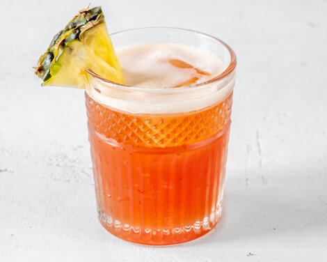 Den mest tropiske cocktail, du kommer til at lave i år!

Glas: [https://www.hjhansen-vin.dk/vinglas-tilbehoer/alle-riedelprodukter/bar-collection/highball-drinks-specifik-glasserie-6417-04-2-pack?phrase=riedel%20highball|Riedel Highball Glas]
Pynt: Ananas 
[https://media-prod.hjhansen-vin.dk/download/link/ebca7f49-4e54-4d43-b8d6-ac794f38f43f|Download opskrift]