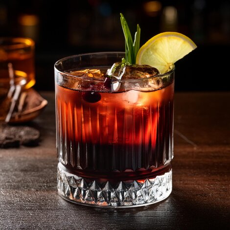 Den elskede og superlækre Dark and Stormy er let at lave med en forfriskende trio af mørk rom, ingefærøl og lime.
Glas: [https://www.hjhansen-vin.dk/glas-tilbehoer/alle-riedelprodukter/bar-collection/highball-drinks-specifik-glasserie-6417-04-2-pack|Riedel Highball Glass]
Pynt: 2-3 limeskiver
[https://media-prod.hjhansen-vin.dk/download/link/42692038-08c9-4a2a-94c1-6f74fa7c5df9|Download opskrift]