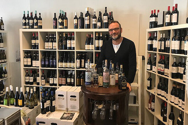 Butikschefen inde i butikken