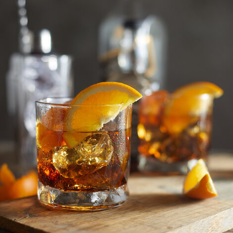 Old Fashioned er cocktailens svar på klassisk stil – enkel, sofistikeret og evigt populær. Med bourbon som stjernen, et strejf af sukker, bitter og appelsin, skabes en harmonisk smagsoplevelse, der aldrig går af mode. En sand legende, elsket af både whiskykendere og cocktailfans verden over.

Glas: [https://www.hjhansen-vin.dk/glas-tilbehoer/alle-riedelprodukter/bar-collection/rocks-bar-drinks-specifik-glasserie-6417-02-2-pack|Riedel Rocks Bar Glas]
Pynt: Appelsin eller citron skal
[https://media-prod.hjhansen-vin.dk/download/link/350b8b11-9e1d-4a68-8dfd-cf839de0e599|Download opskrift]