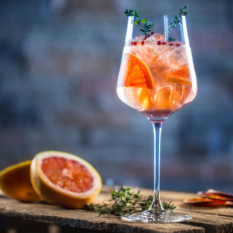 En frisk og let drink, perfekt til hygge stunder

Glas: [https://www.hjhansen-vin.dk/gaver/mixing-champagne-set-5515-58-4-glas|Riedel Mixing Champagne Glas]
Pynt: En skive grapefrugt

[https://media-prod.hjhansen-vin.dk/download/link/98582562-1f61-4c95-9342-22361b0314d3|Download opskrift]