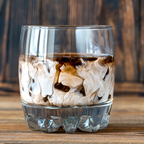 Den klassiske White Russian er en dekadent og nem cocktail at lave.

Glas: [https://www.hjhansen-vin.dk/glas-tilbehoer/alle-riedelprodukter/bar-collection/neat-bar-drinks-specifik-glasserie-6417-01-2-pack|Riedel Neat Bar Glas]
[https://media-prod.hjhansen-vin.dk/download/link/984fd1c9-b9b4-490f-9a82-3f3d11cefe65|Download opskrift]