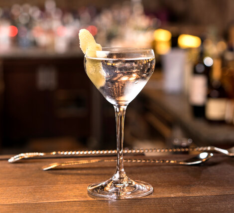 
Glas: [https://www.hjhansen-vin.dk/glas-tilbehoer/alle-riedelprodukter/bar-collection/nick-nora-drinks-specifik-glasserie-6417-05-2-pack|Riedel Nick & Nora Glas]
Pynt: Citronskal
[https://media-prod.hjhansen-vin.dk/download/link/4795bc97-fb21-4f4c-9aff-bea87358401f|Download opskrift]