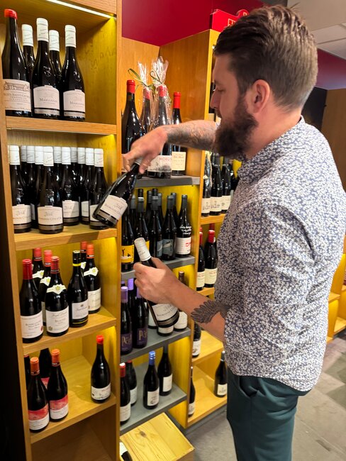 Kurv med vin og chokolade