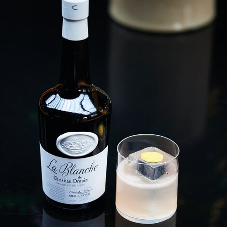 En super lækker og let at lave cocktail, der er både frisk og kryddret.

Glas: [https://www.hjhansen-vin.dk/glas-tilbehoer/alle-riedelprodukter/bar-collection/nick-nora-drinks-specifik-glasserie-6417-05-2-pack|Riedel Nick & Nora Glas]
Pynt: Rundt udstik af citronskal

[https://media-prod.hjhansen-vin.dk/download/link/6176b2fc-26b4-4052-a8b2-122353e85cee|Download opskrift]