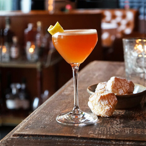 Et velsmagende bud din nye ynglings cocktail

Glas: [https://www.hjhansen-vin.dk/glas-tilbehoer/alle-riedelprodukter/bar-collection/nick-nora-drinks-specifik-glasserie-6417-05-2-pack|Riedel Nick & Nora glas]
Pynt: Citronskal
[https://media-prod.hjhansen-vin.dk/download/link/51a6740c-4a96-429e-80ee-d7d010c7211a|Download opskrift]