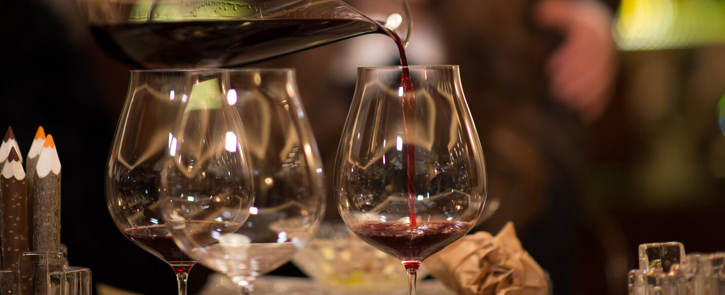 Rødvin bliver hældt i glas