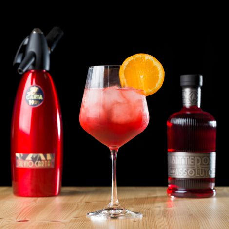 Assoluto Spritz er en cocktail blandet af Silvio Cartas produkter. 'Assoluto' betyder 'absolut' eller 'fuldstændig' på italiensk, hvilket også klæder denne cocktail særligt godt. Den behøver hverken mere eller mindre for en lækker smagsoplevelse. Du får opskriften på Assoluto Spritz og en video, der viser fremgangsmåden, lige her.

Glas: [https://www.hjhansen-vin.dk/gaver/mixing-spritz-drinks-set-5515-0-4-glas|Riedel Mixing Spritz]

[https://media-prod.hjhansen-vin.dk/download/link/c263260d-02ec-4fb5-8c8b-c20197a8053a|Download opskrift]