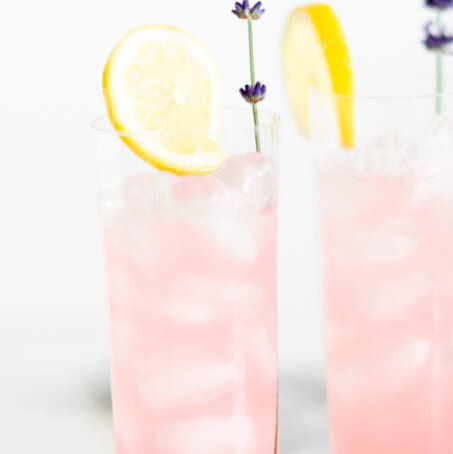 Denne forfriskende cocktail kombinerer blide blomsteragtige noter med en subtil syre og sødme, hvilket giver en perfekt balance af smag. Den er både elegant og indbydende, ideel til en afslappet stund eller som en fin start på en aften.